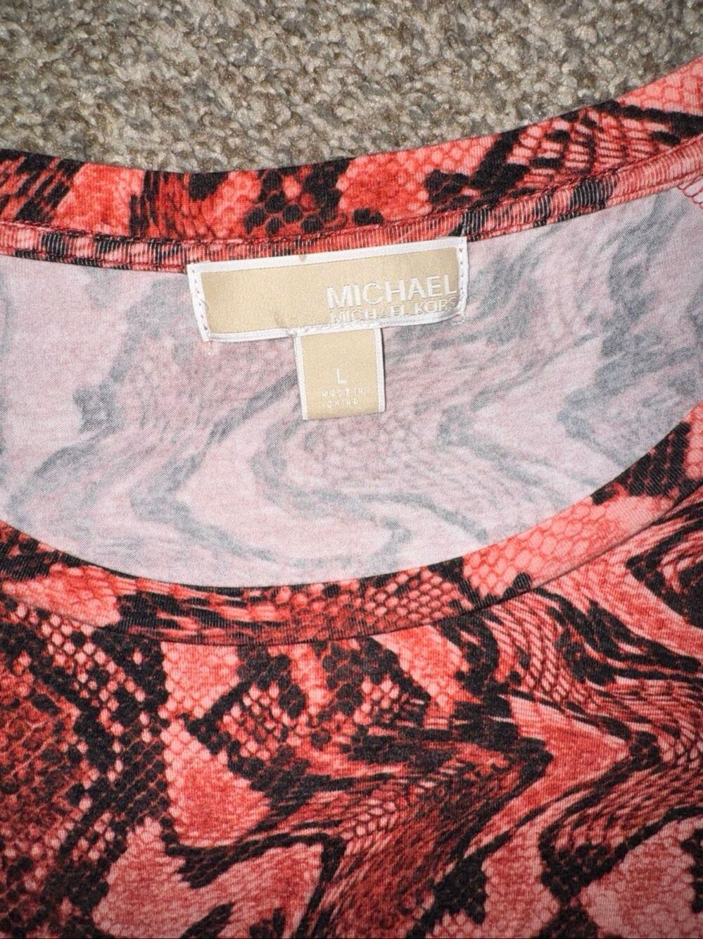 Michael Michael Kors Women’s Large Coral Black Abstract Snake Print High Low Top - Picture 3 of 3